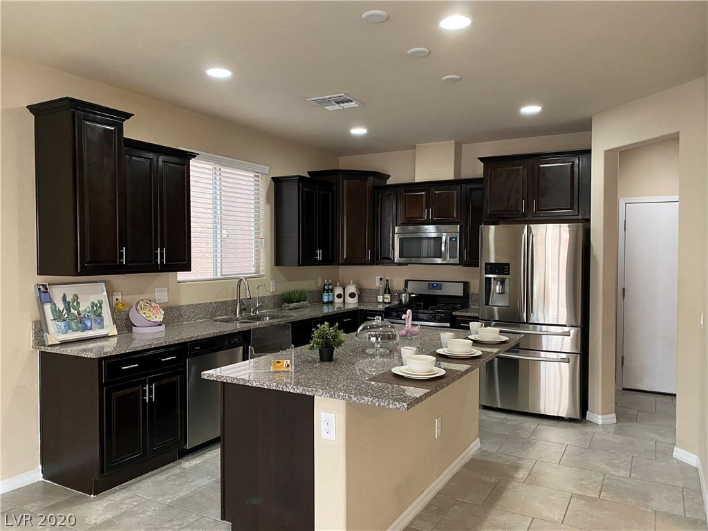 7692 Silver Baron Road Las Vegas, NV 89179 - Photo 3 of 25