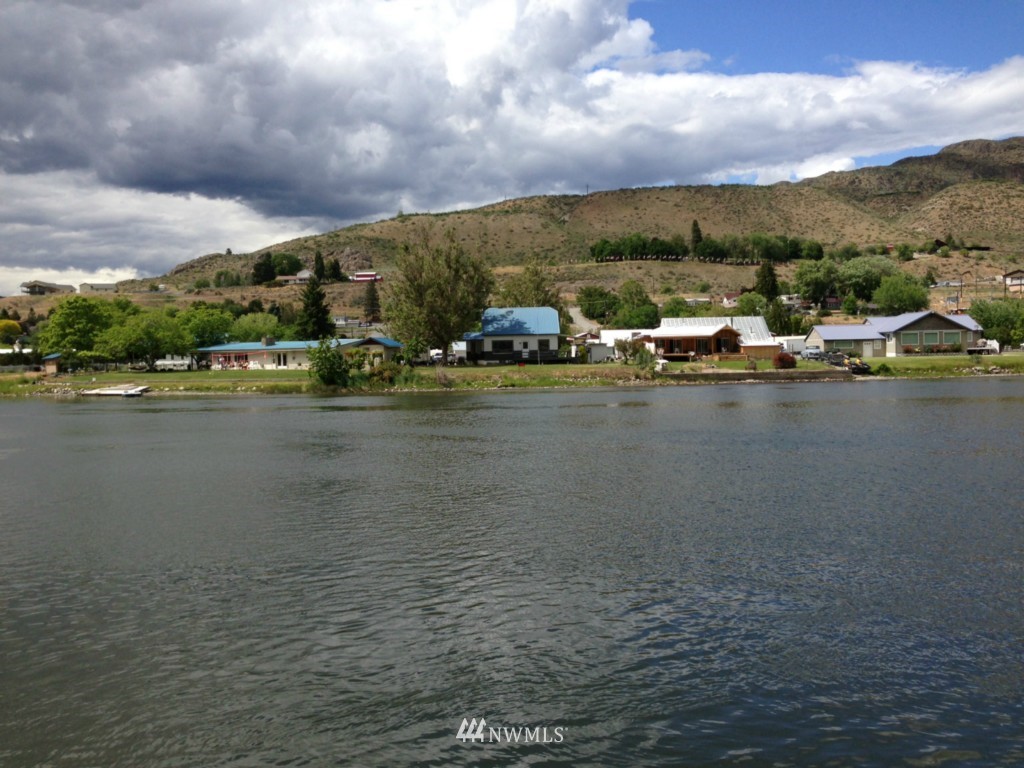 513 Riverside Drive Pateros, WA 98846 - Photo 2 of 19