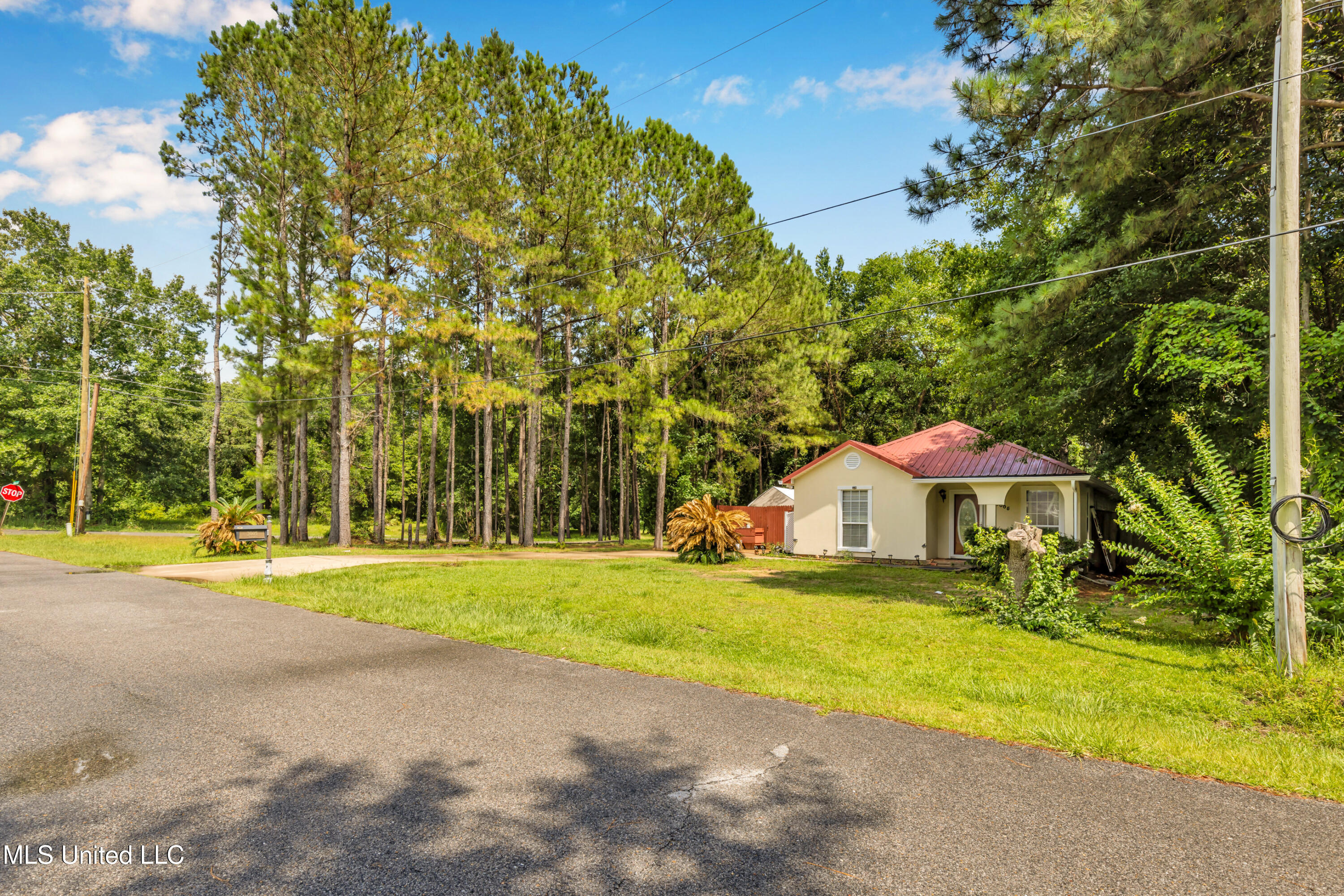 3005 Robalo Drive Gautier, MS 39553 - Photo 3 of 30 Front 3