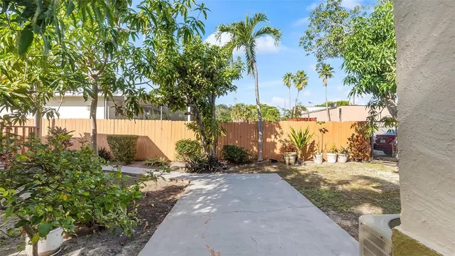 a view of a backyard