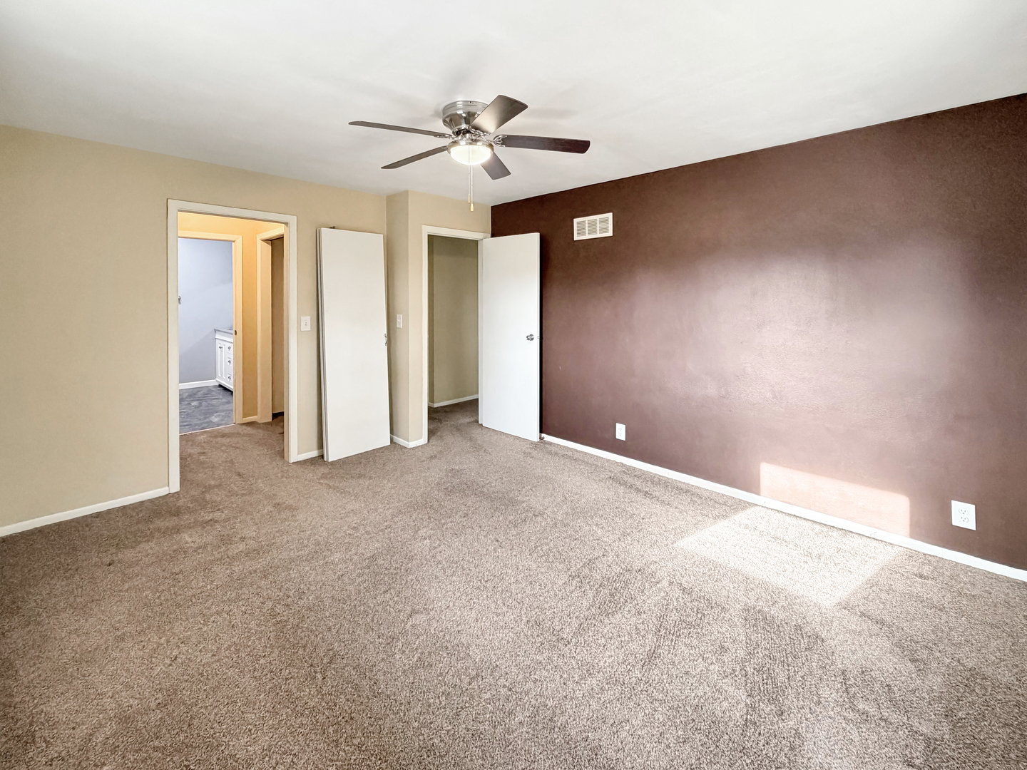 1419 Finch Street Freeport, IL 61032 - Photo 17 of 30 a view of a livingroom with a ceiling fan