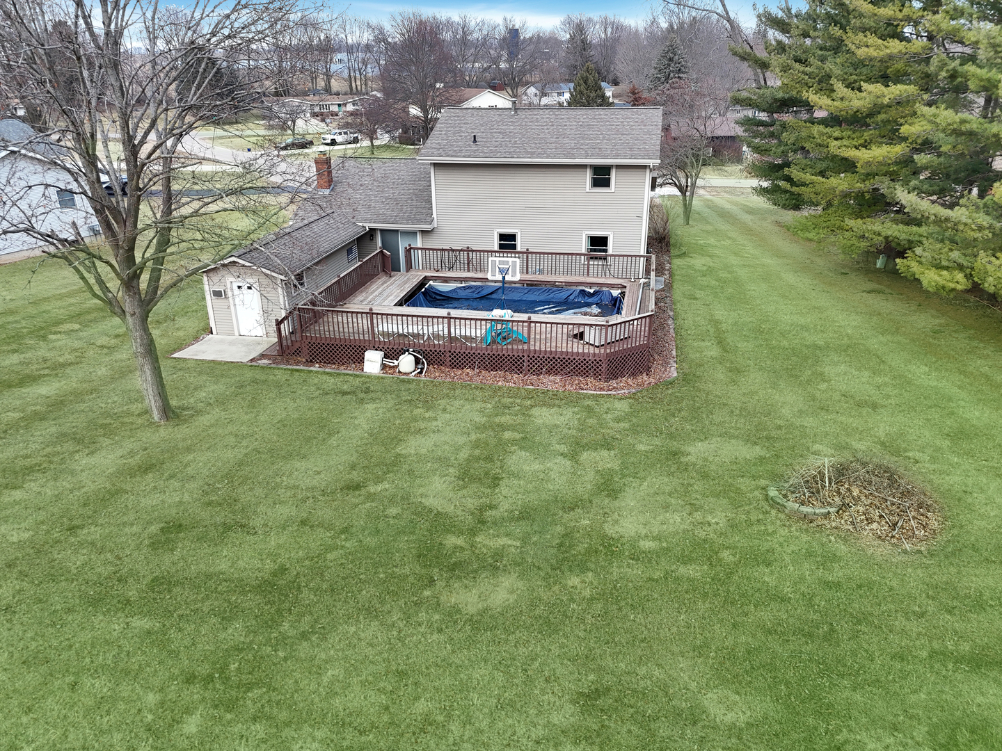 1419 Finch Street Freeport, IL 61032 - Photo 28 of 30 a front view of house with garden