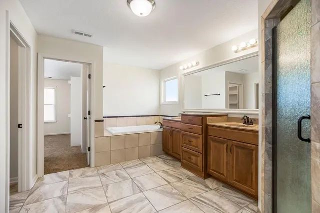 $580,000 | 875 Clearview Drive, Lansing, KS 66043