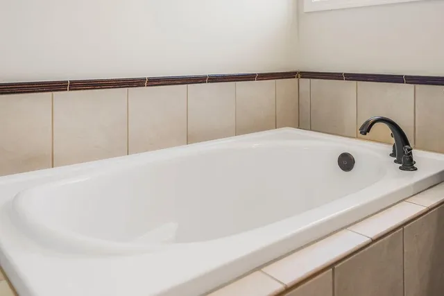 $580,000 | 875 Clearview Drive, Lansing, KS 66043