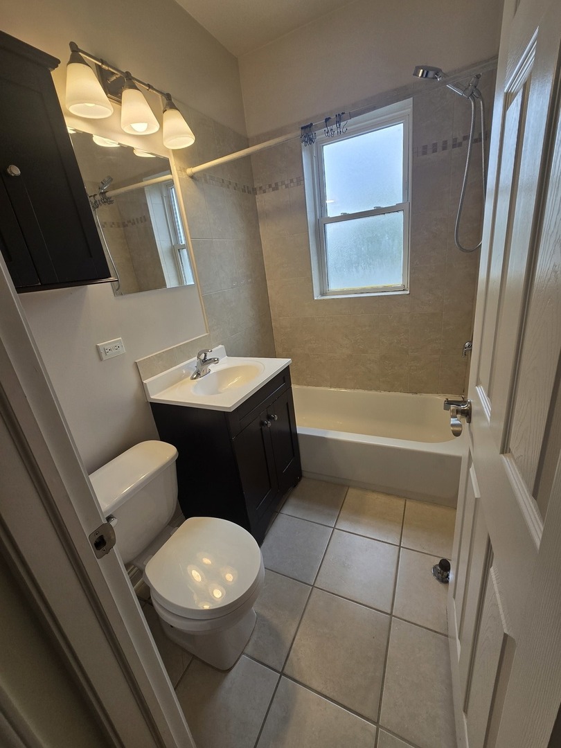56 Forest Avenue, Unit 3N Riverside, IL 60546 - Photo 5 of 10 a bathroom with a toilet a sink and bathtub