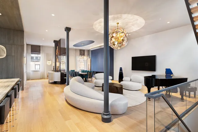 a picture of a book shelf