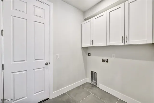 an empty room with closet and a ceiling fan