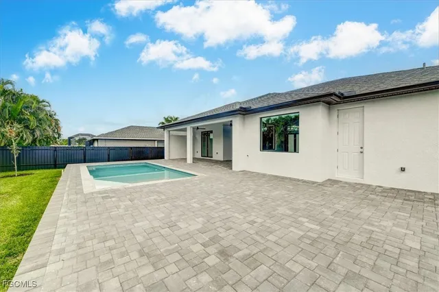 a view of a house with a backyard