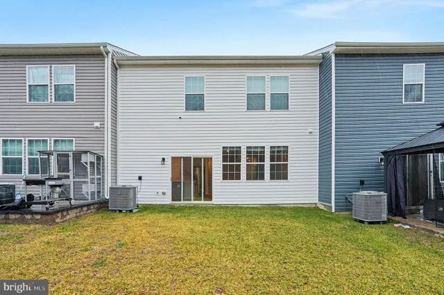 a view of a house with a backyard
