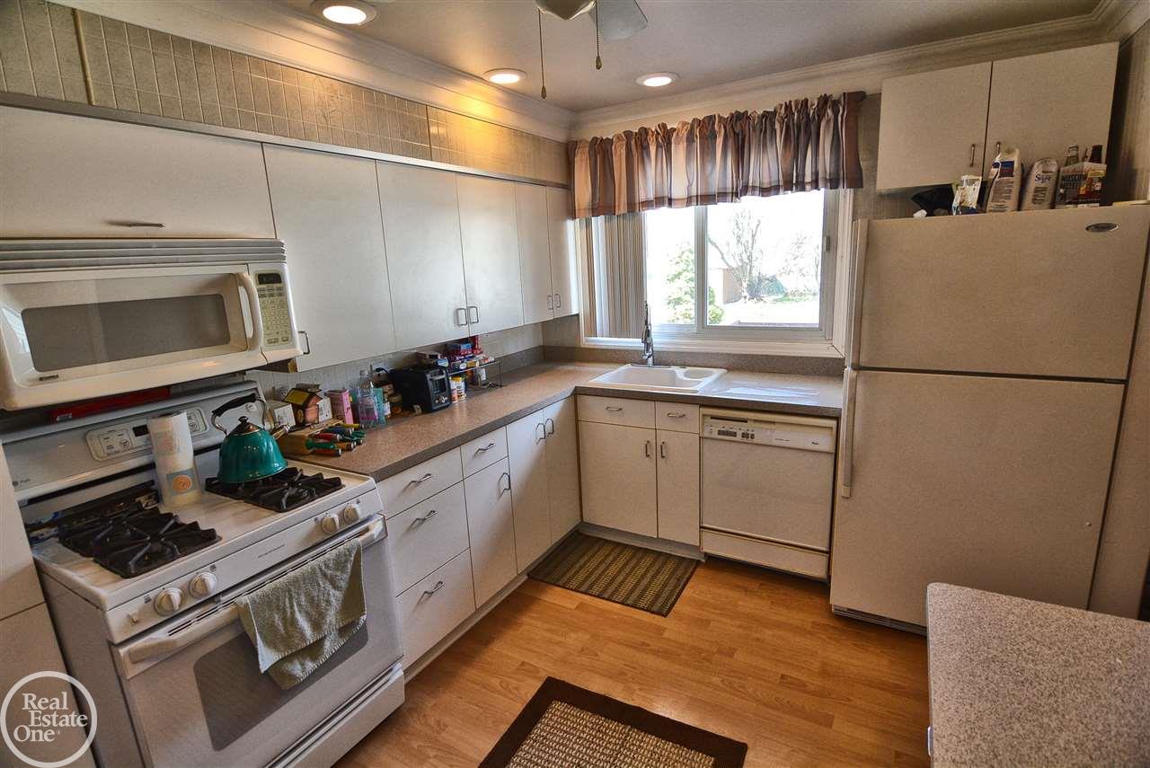 4817 Auburn Road Utica, MI 48317 - Photo 8 of 28 31345583-7.JPG