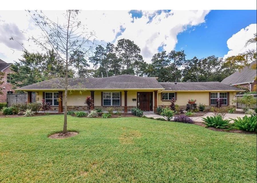 Lovely traditional 1 story home with large lot situated in the Memorial Area.