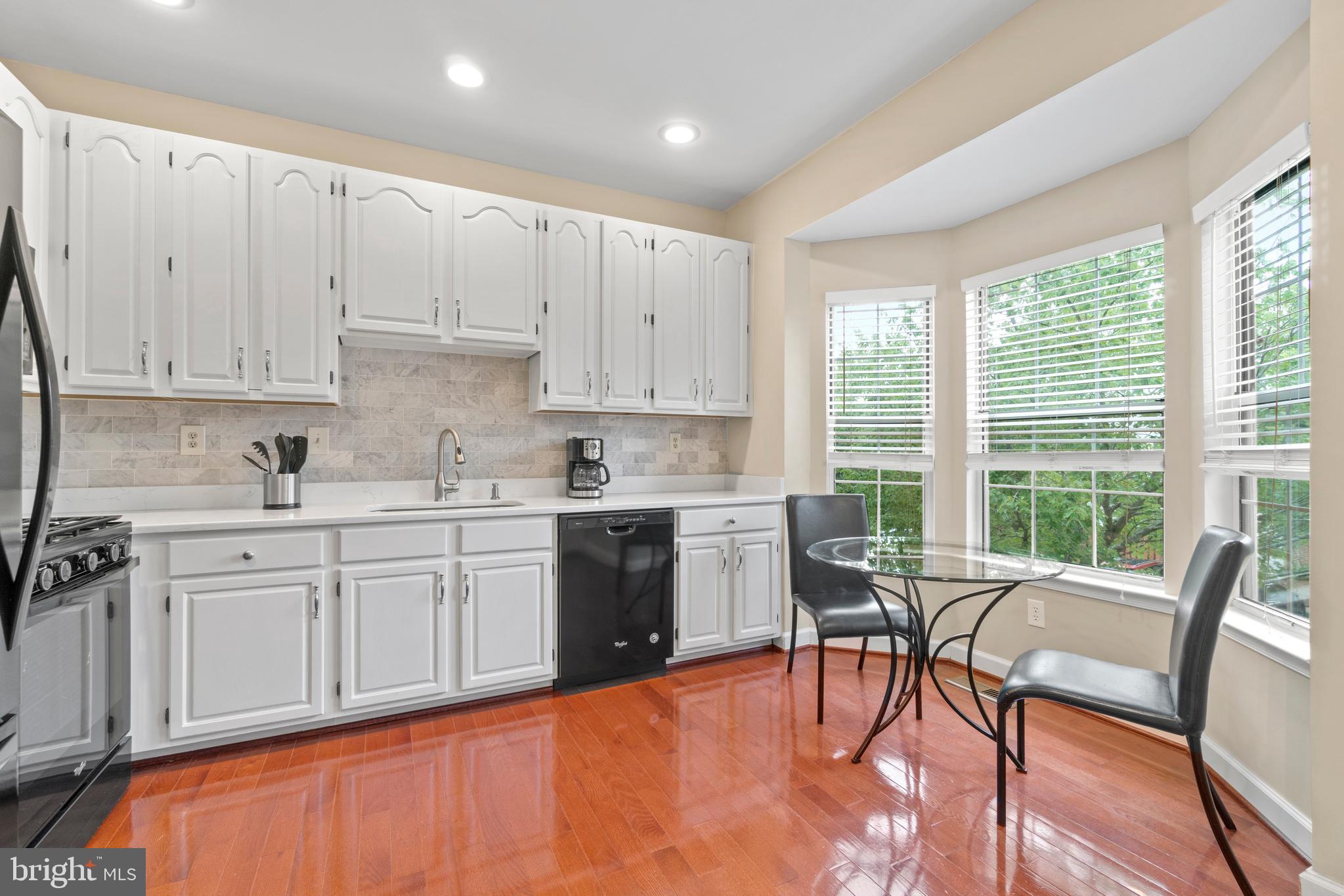47572 Comer Square Sterling, VA 20165 - Photo 2 of 40 Recently updated kitchen w/new quartz counters