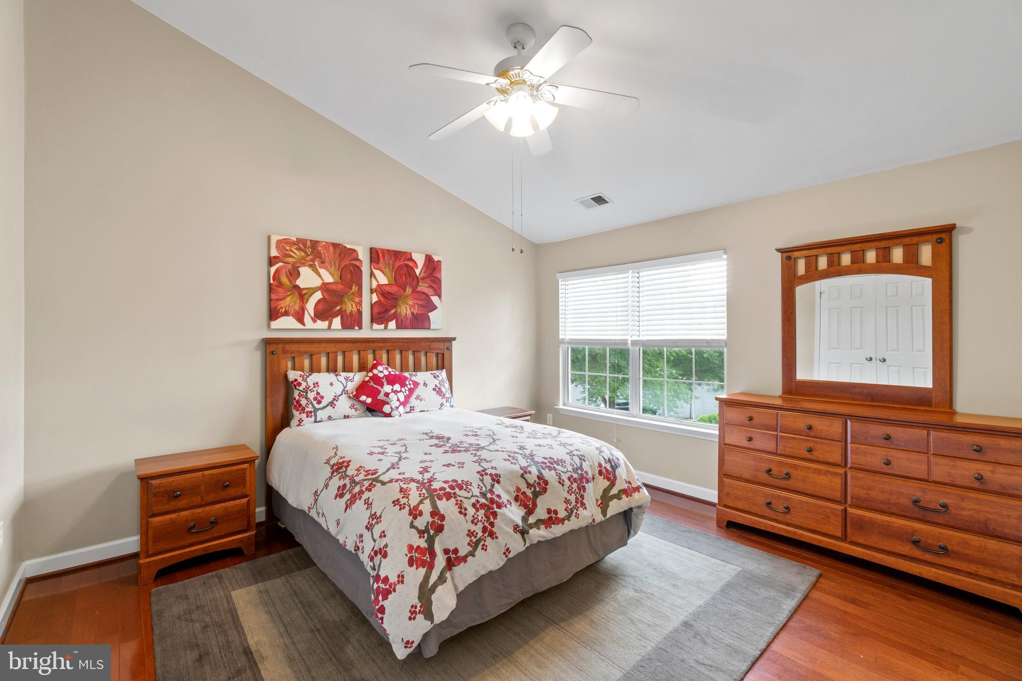 47572 Comer Square Sterling, VA 20165 - Photo 12 of 40 Large owner's suite w/vaulted ceiling