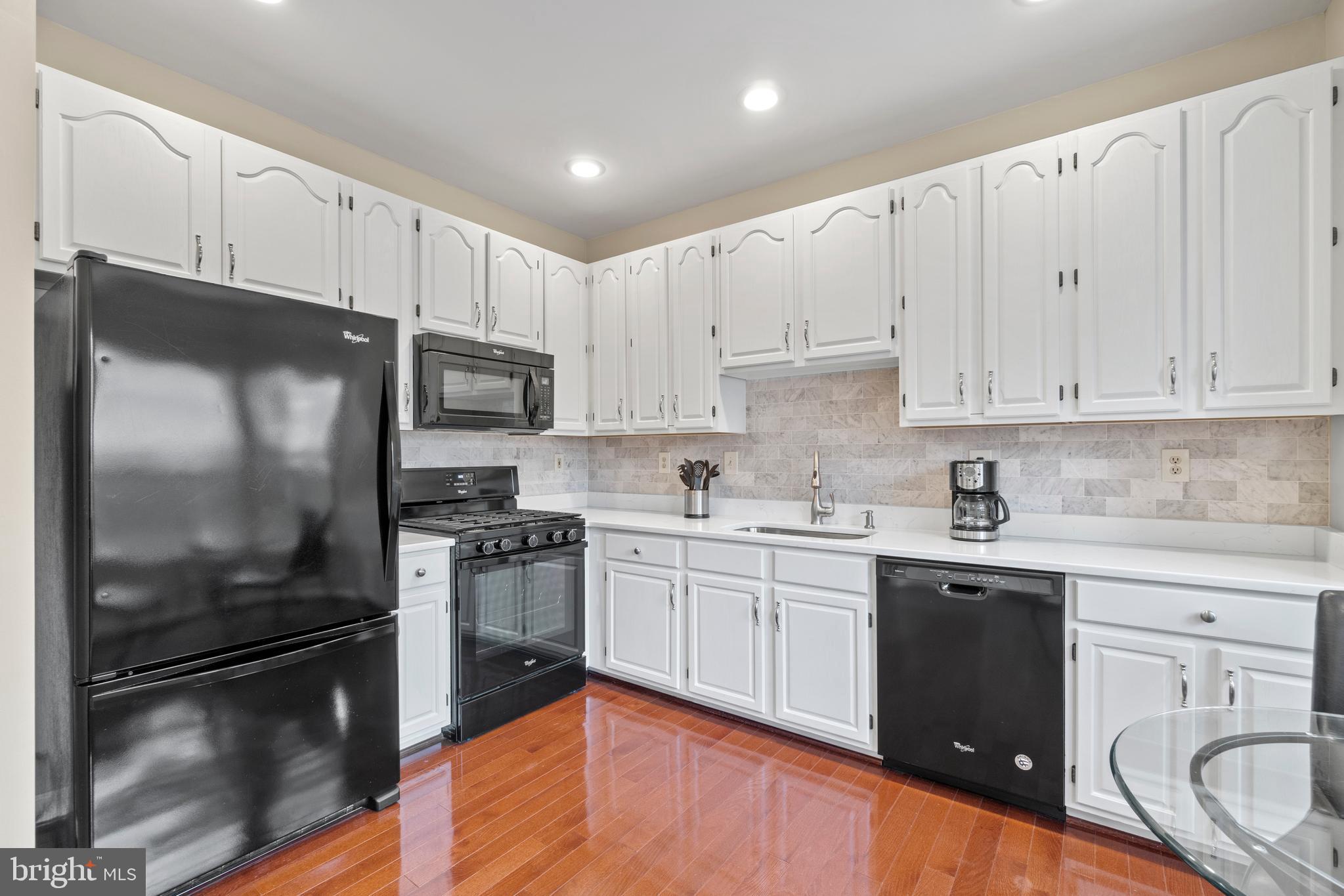 47572 Comer Square Sterling, VA 20165 - Photo 3 of 40 Recently updated kitchen w/new custom backsplash
