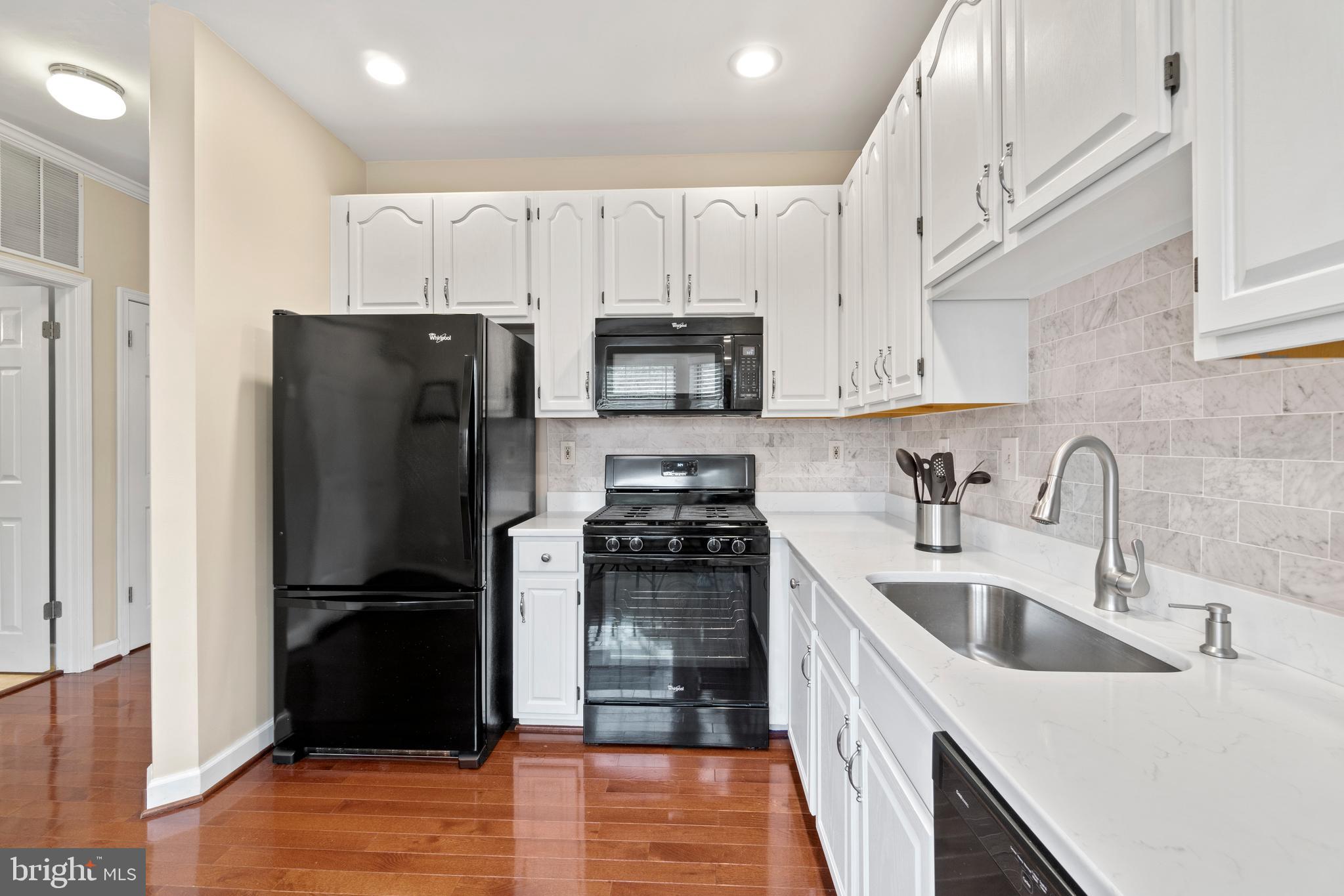 47572 Comer Square Sterling, VA 20165 - Photo 4 of 40 Recently updated kitchen w/large under-mount sink