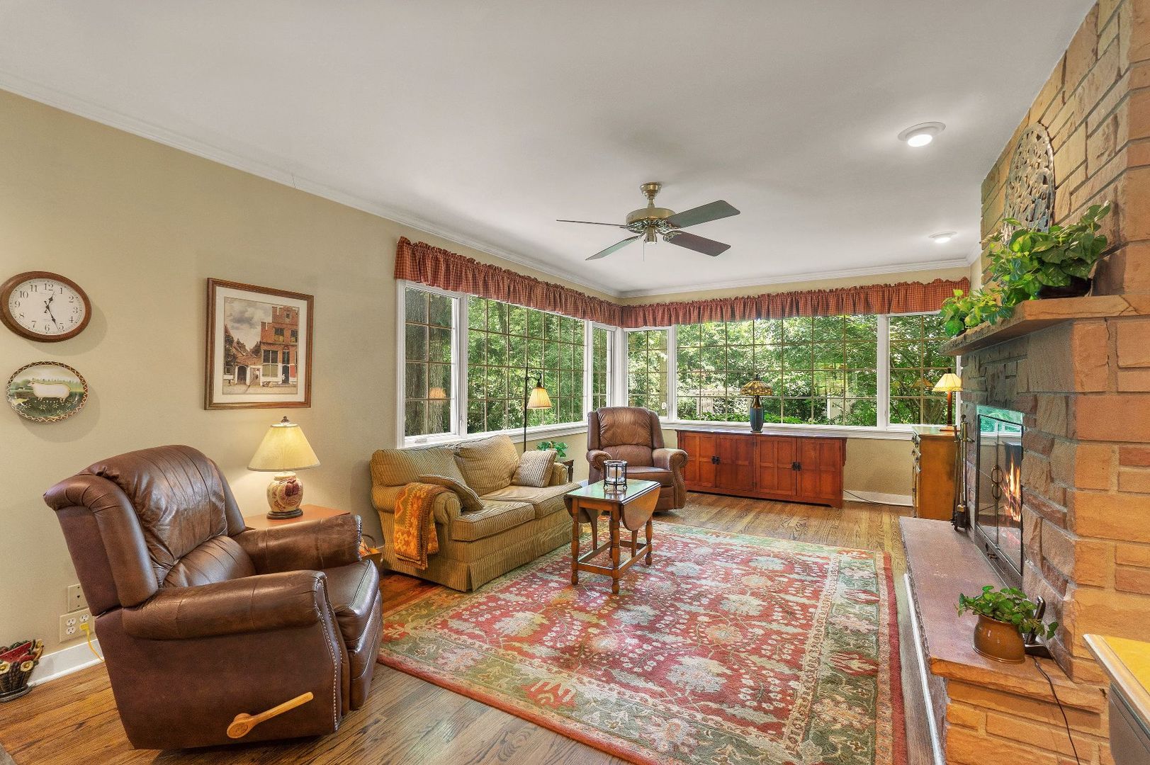 736 Leesley Road Riverside, IL 60546 - Photo 2 of 33