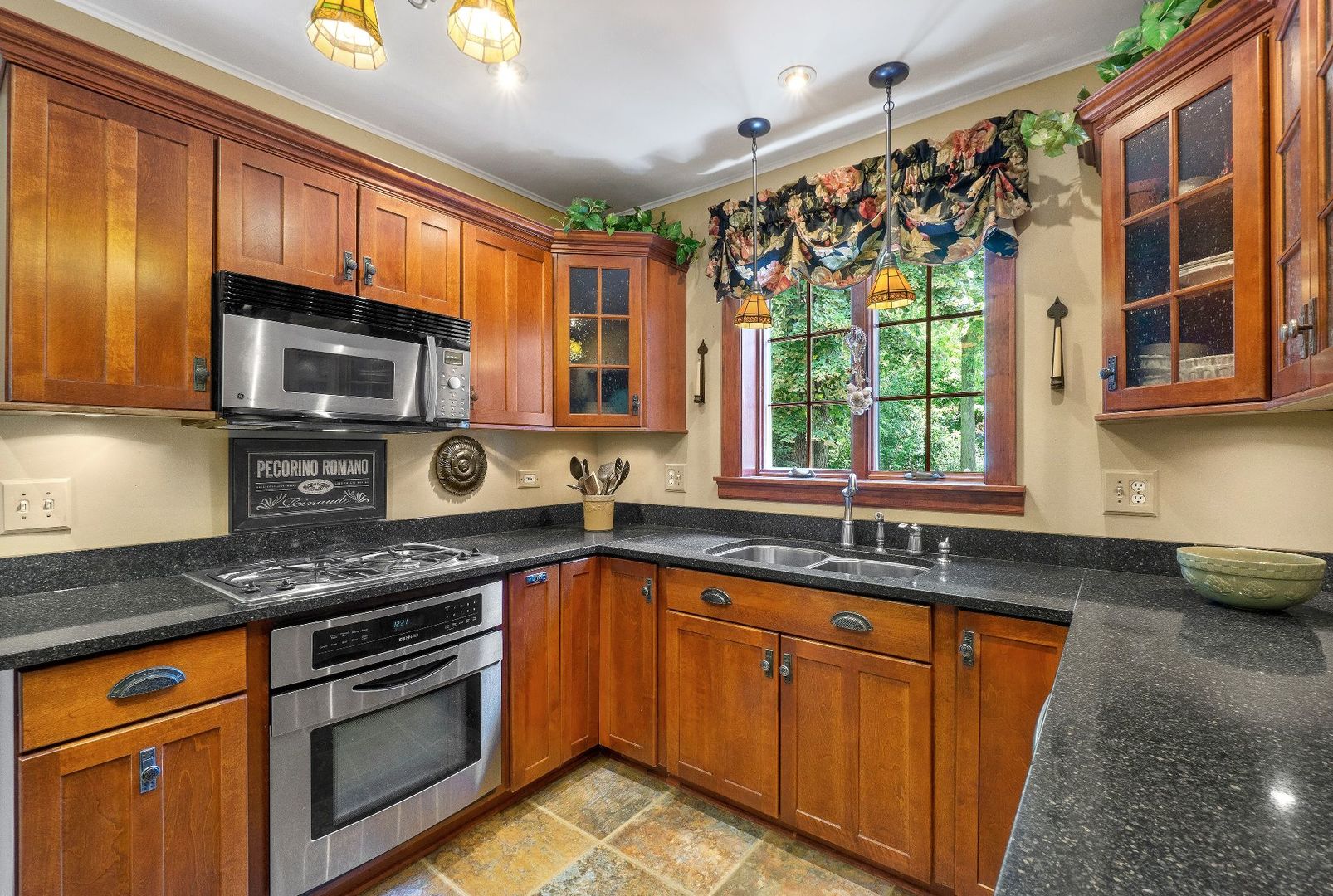 736 Leesley Road Riverside, IL 60546 - Photo 4 of 33