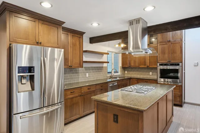 an empty room with windows and pillars in it