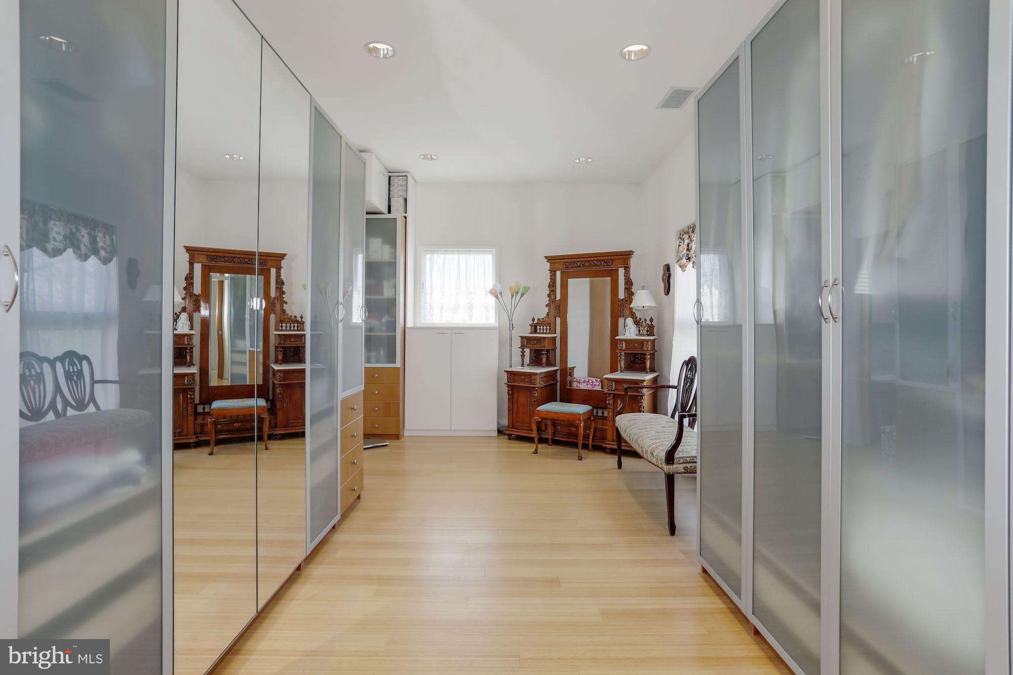 38950 Piggott Bottom Road Hamilton, VA 20158 - Photo 27 of 50 Large Dressing Room Closet