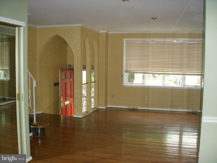 10735 Philcrest Road Philadelphia, PA 19154 - Photo 2 of 25