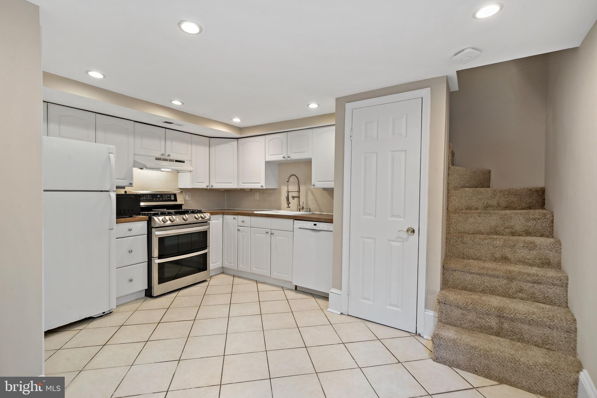 509 South 12th Street, Unit R Philadelphia, PA 19147 - Photo 4 of 21 Lower level kitchen & dining; light & bright