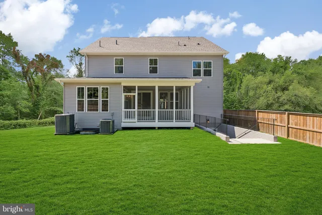 a view of a house with backyard