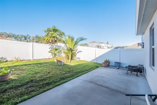 a view of a backyard