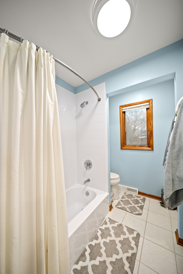 3138 12th Avenue Moline, IL 61265 - Photo 21 of 34 a bathroom with a bathtub and shower