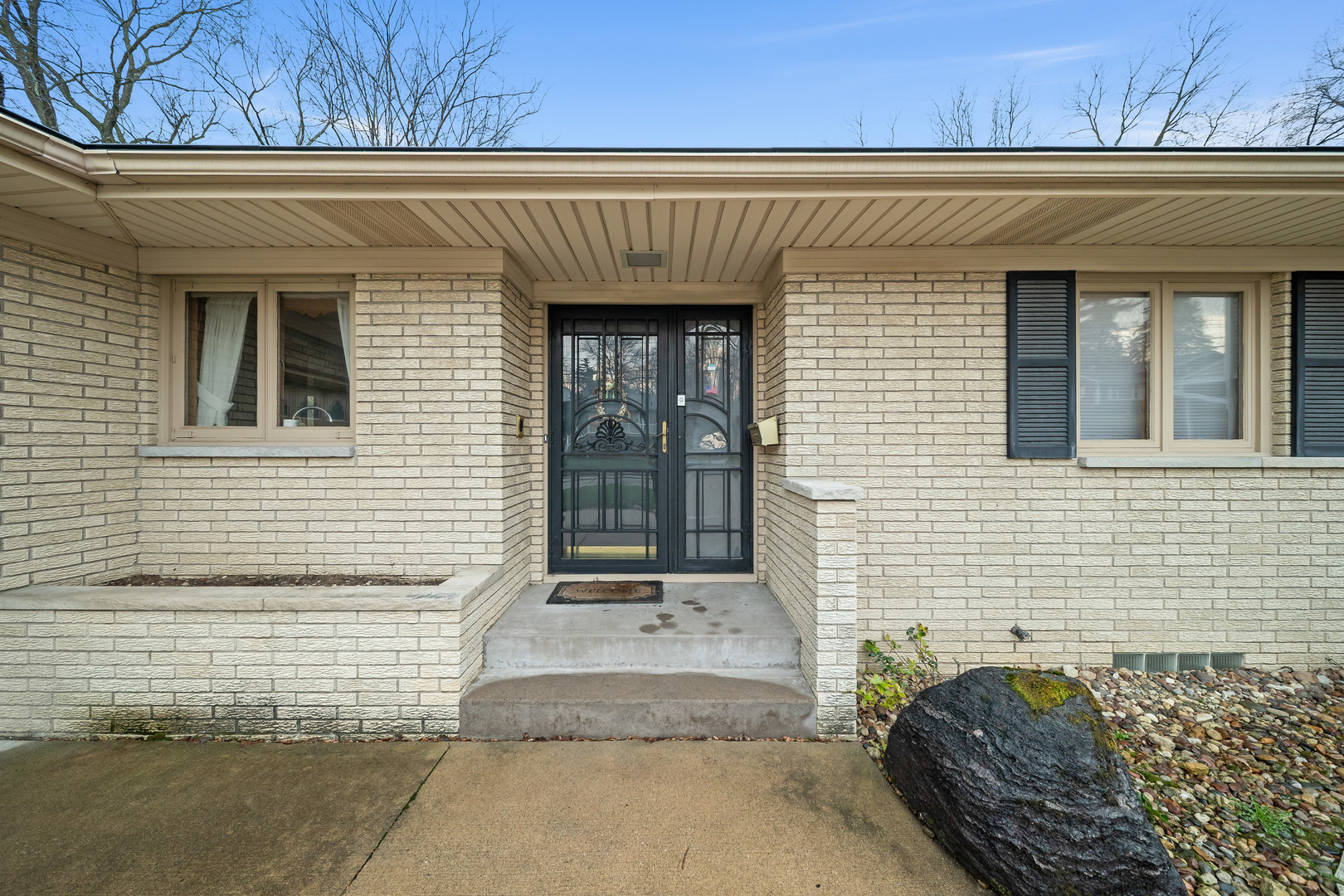 3138 12th Avenue Moline, IL 61265 - Photo 4 of 34 a front view of a house