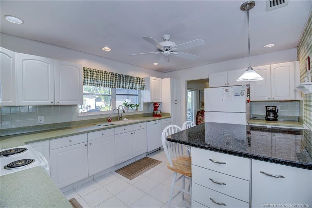 1843 Southeast Granada Lane Stuart, FL 34996 - Photo 17 of 47 Kitchen