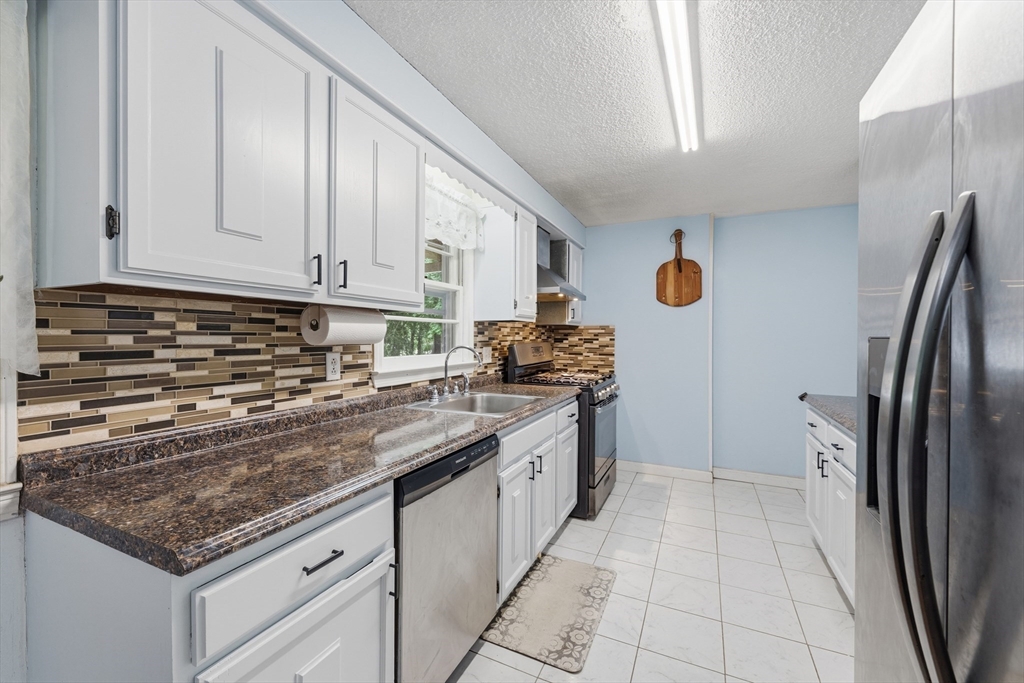 11 Mcfarlin Road Chelmsford, MA 01824 - Photo 5 of 37