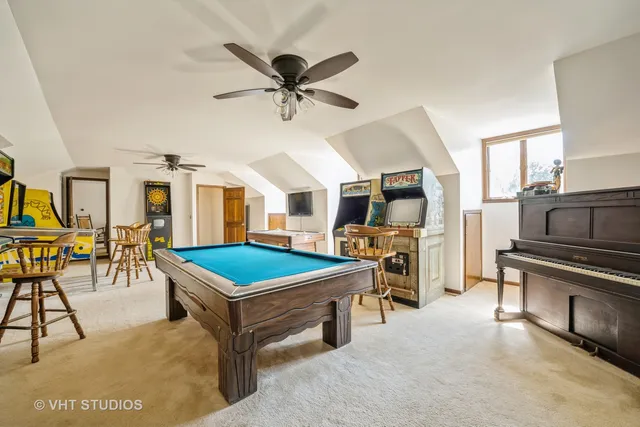 a view of livingroom with furniture