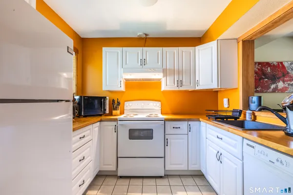 $270,000 | 4 Woods Way, Unit 4, Woodbury, CT 06798