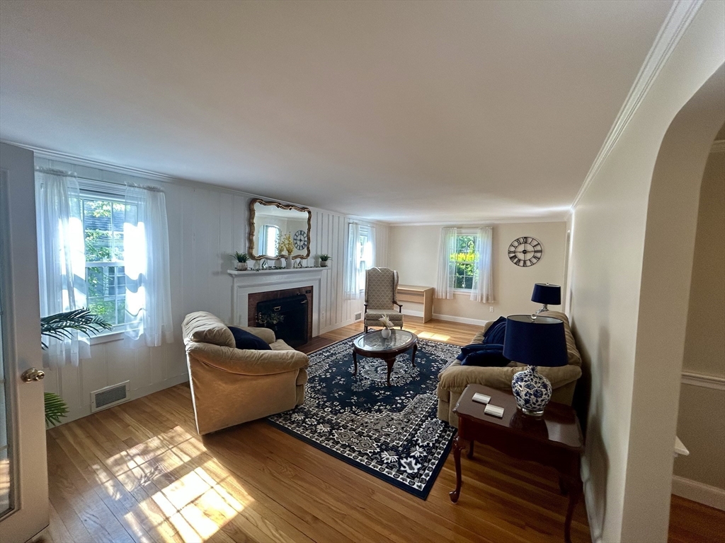 40 Grosvenor Road Needham, MA 02492 - Photo 5 of 24 Gallery Image 5