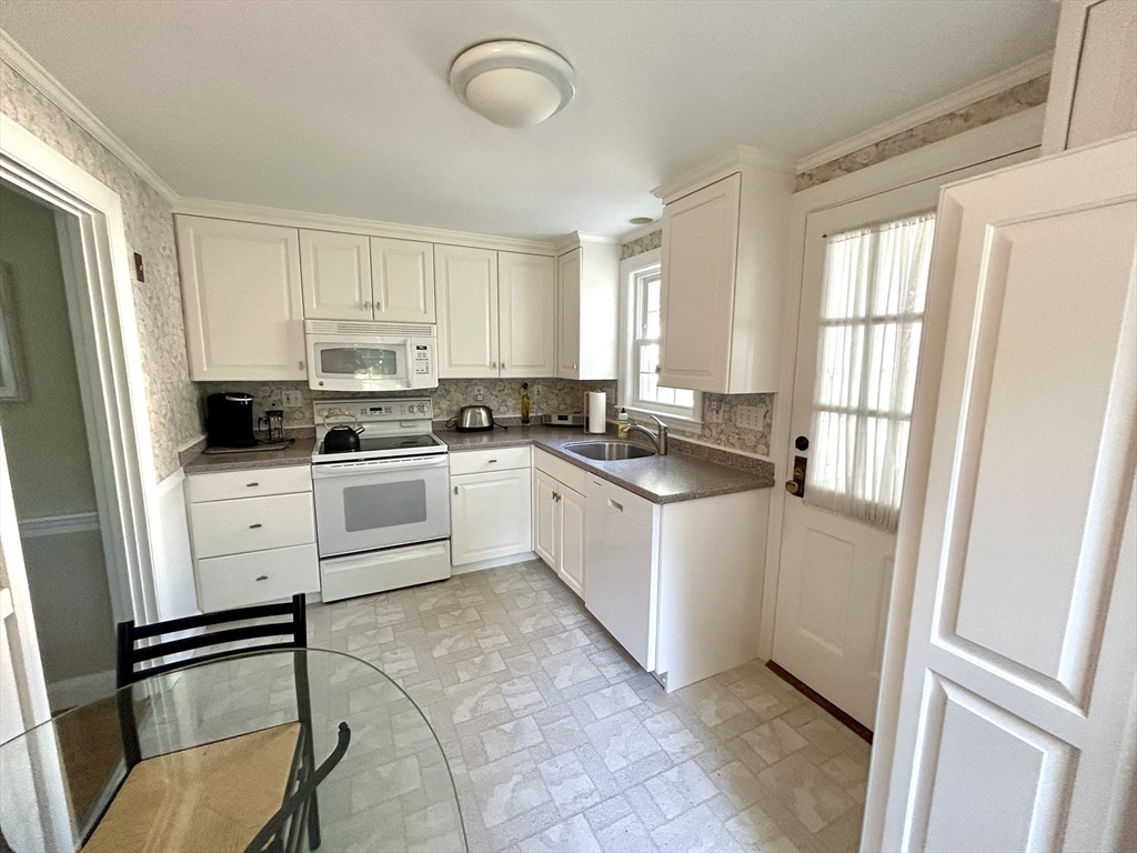 40 Grosvenor Road Needham, MA 02492 - Photo 7 of 24 Gallery Image 7