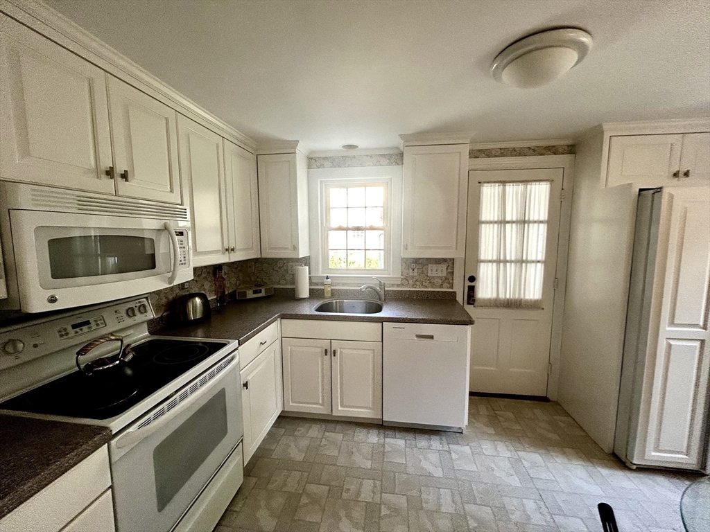 40 Grosvenor Road Needham, MA 02492 - Photo 8 of 24 Gallery Image 8