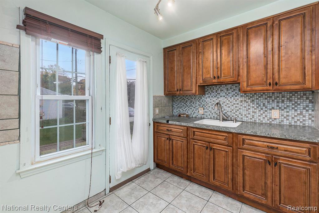 402 Alter Road Detroit, MI 48215 - Photo 4 of 22