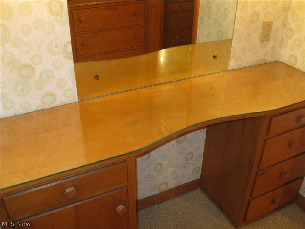 3550 Marsh Road Stow, OH 44224 - Photo 16 of 35 Dressing area on first floor also has abundant built-ins on opposite wall.