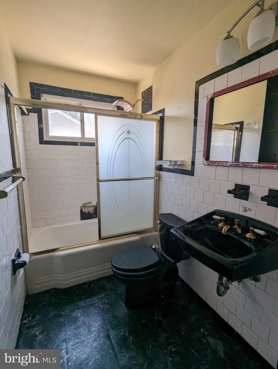 8 Mardrew Road Baltimore, MD 21229 - Photo 12 of 24 Full Bathroom