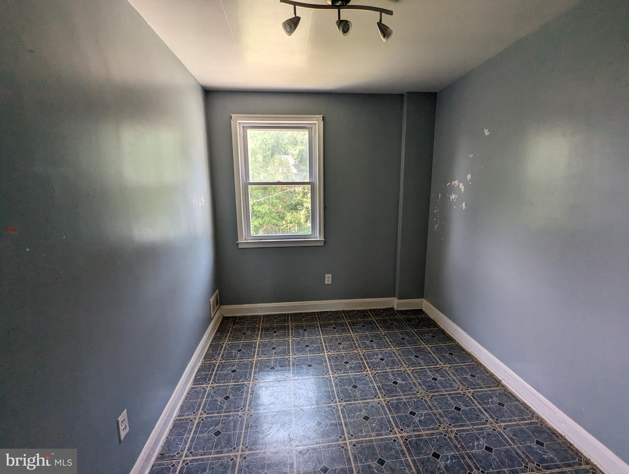 8 Mardrew Road Baltimore, MD 21229 - Photo 15 of 24 Bedroom 3