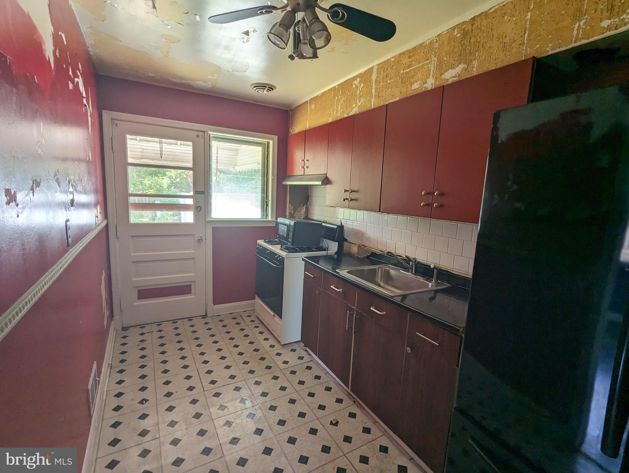 8 Mardrew Road Baltimore, MD 21229 - Photo 8 of 24 Kitchen