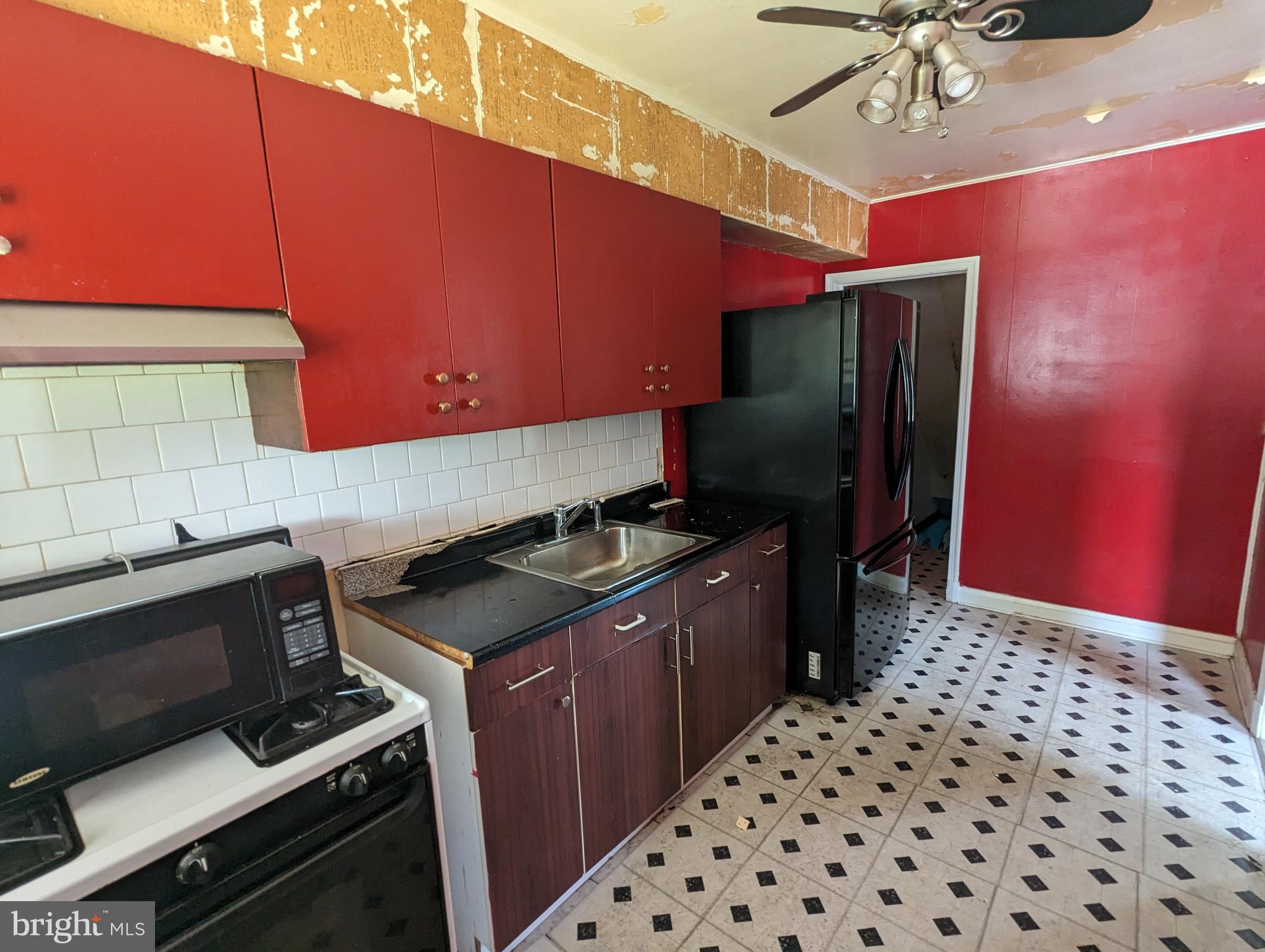 8 Mardrew Road Baltimore, MD 21229 - Photo 9 of 24 Kitchen
