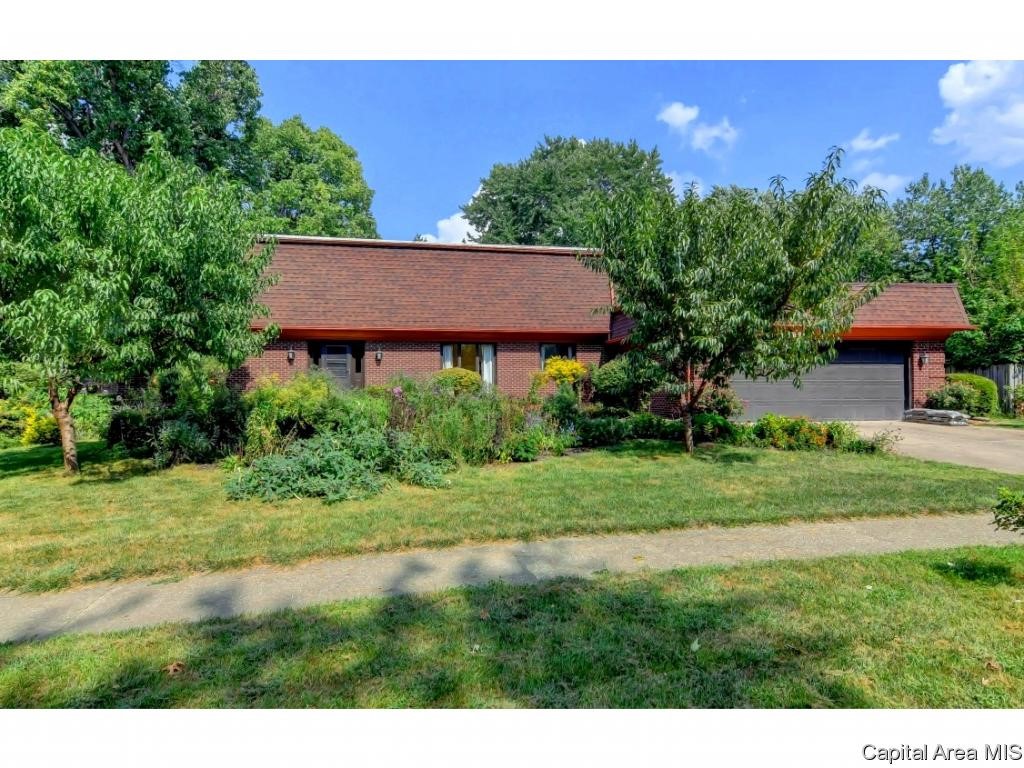 2949 Victoria Drive Springfield, IL 62704 - Photo 1 of 36 Gallery Image 1