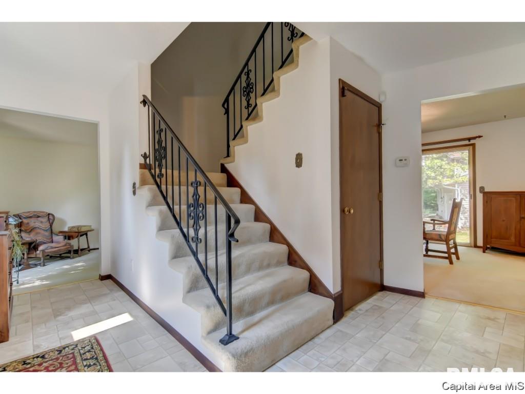 2949 Victoria Drive Springfield, IL 62704 - Photo 2 of 36 Gallery Image 2
