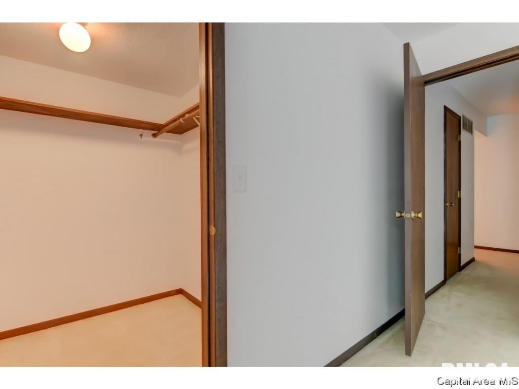 2949 Victoria Drive Springfield, IL 62704 - Photo 23 of 36 Gallery Image 23