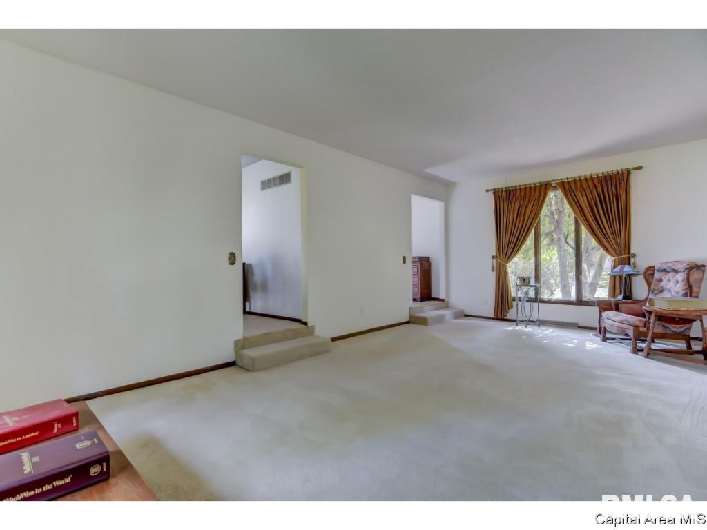 2949 Victoria Drive Springfield, IL 62704 - Photo 9 of 36 Gallery Image 9