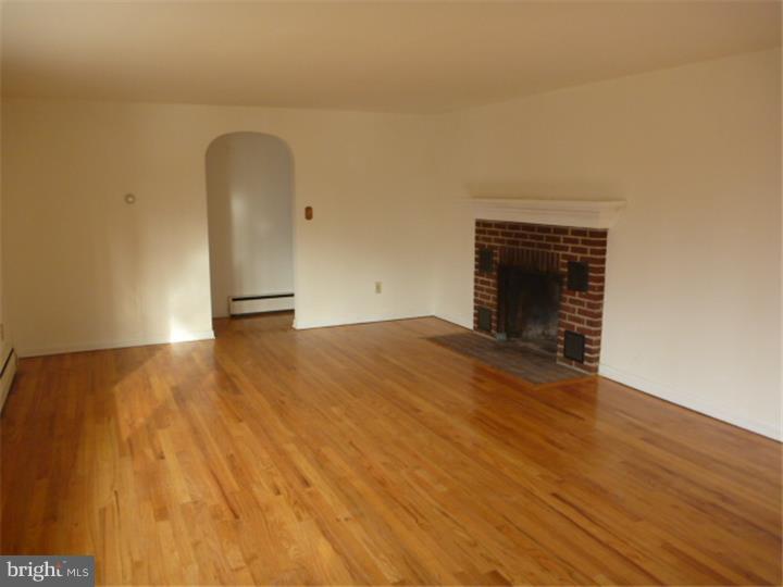 2033 School Road Hatfield, PA 19440 - Photo 5 of 24 Living Room