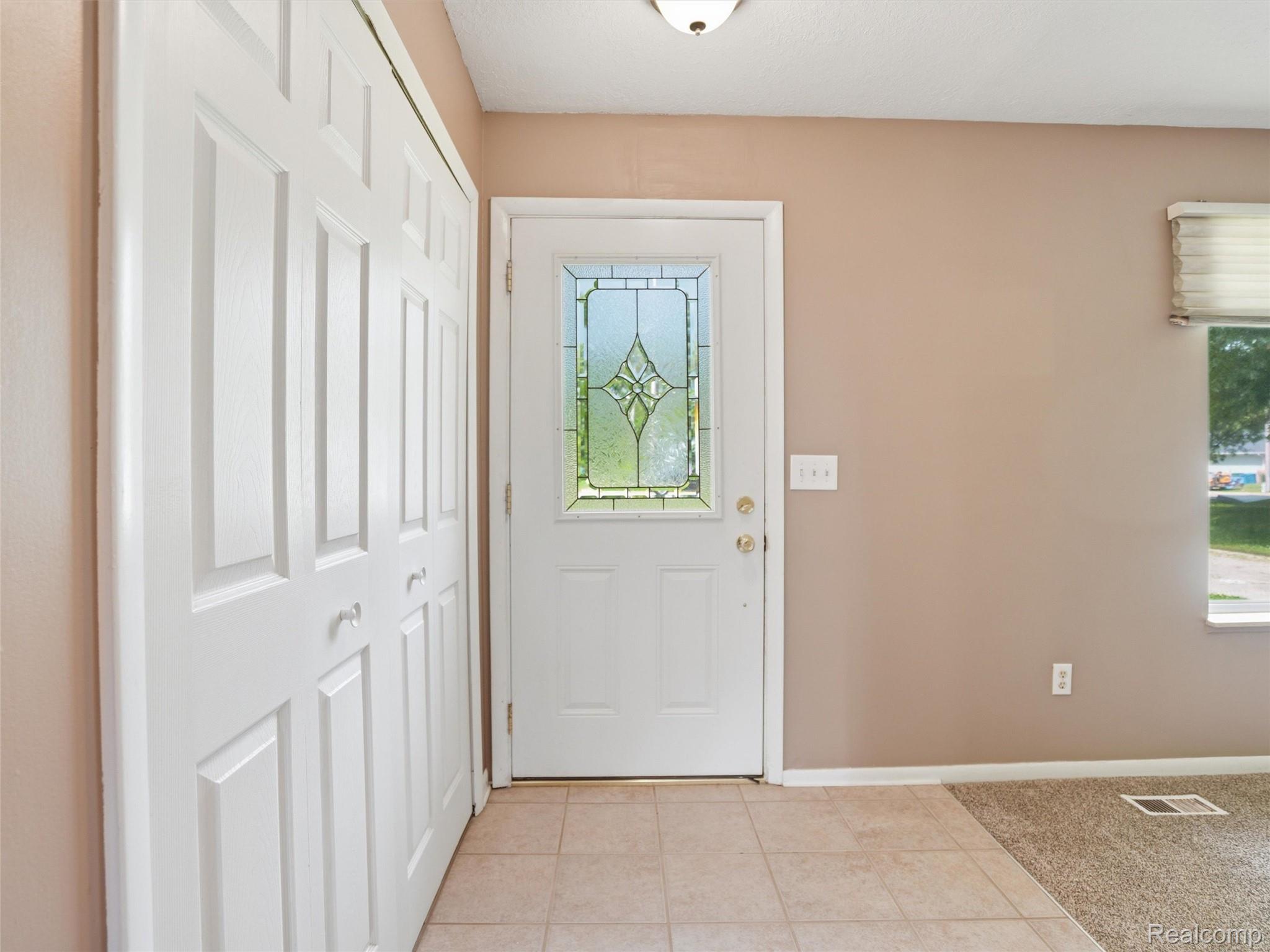 2439 North Long Lake Road Fenton, MI 48430 - Photo 2 of 25 04-DSC05097.jpg