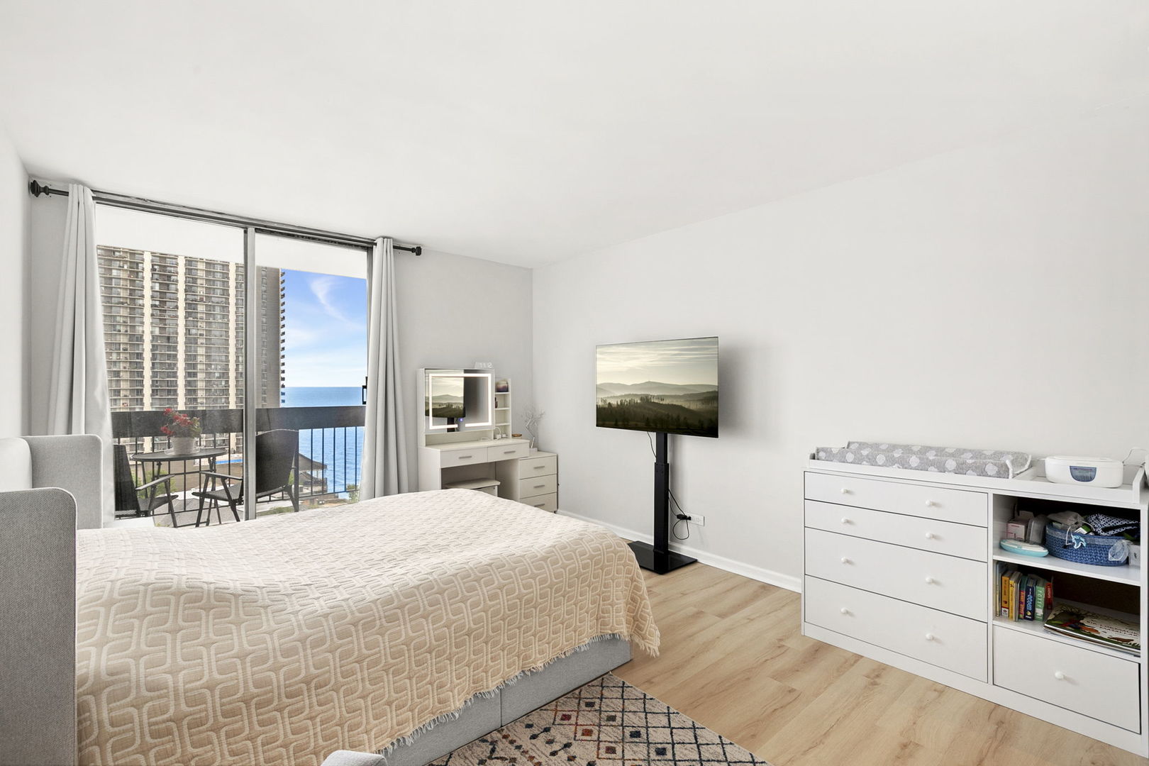 5901 North Sheridan Road, Unit 13F Chicago, IL 60660 - Photo 16 of 32 Gallery Image 16