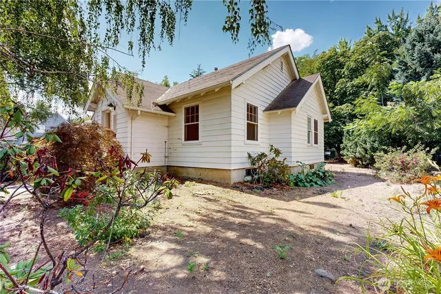 a view of a house with a yard